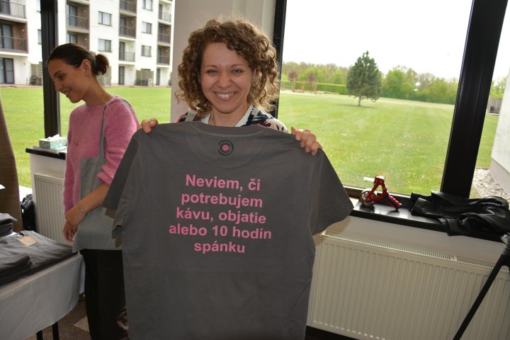 Účastníčka v tričku s vlastnou potlačou