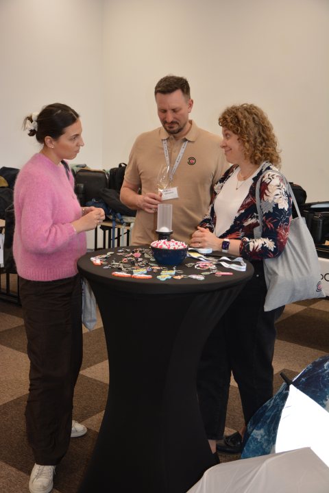 Networking účastníkov pri vysokom stole