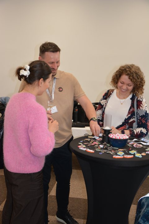 Rozhovor pri workshopovom stole s reklamnými predmetmi