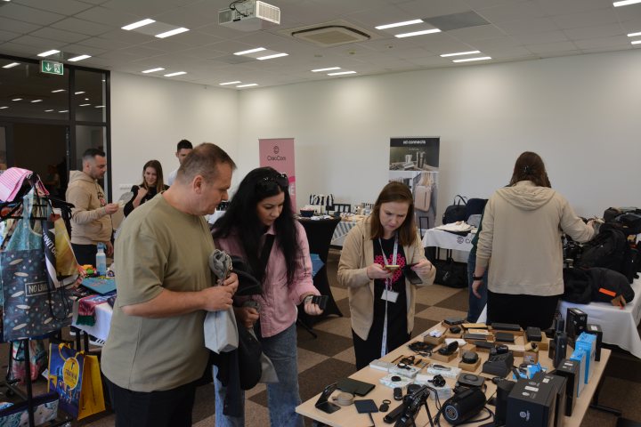 Workshopová miestnosť s účastníkmi a vystavenými produktmi