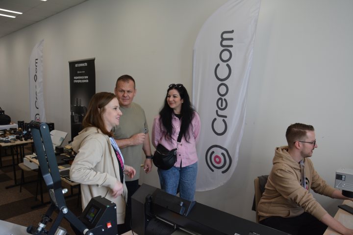 Konzultačná zóna s účastníkmi pri bannery CreoCom
