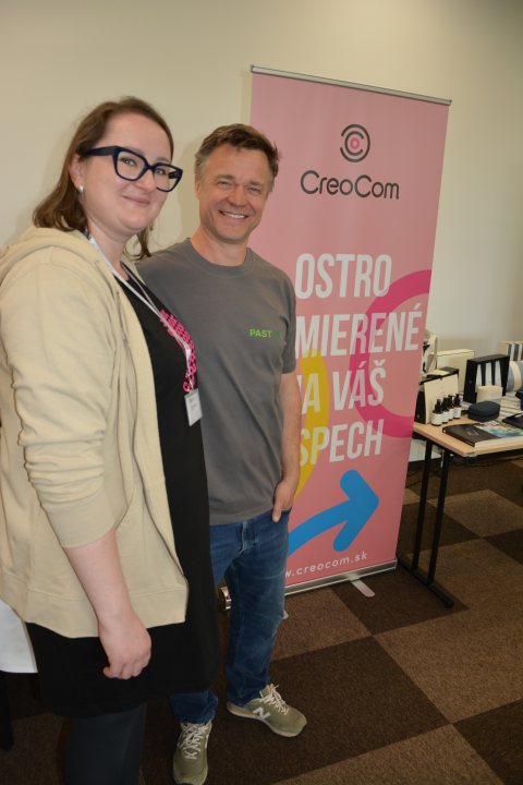 Účastníci pri Promo Lab bannery