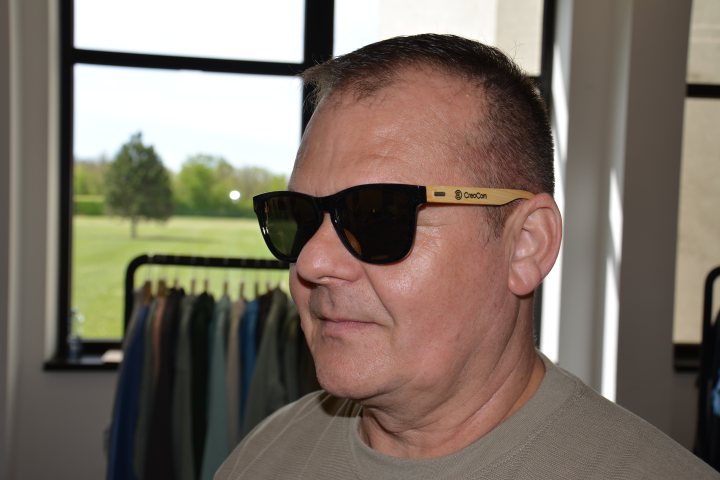 Detail reklamných slnečných okuliarov na účastníkovi