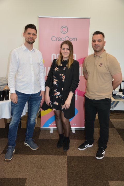 Účastníci na fotografii pri Promo Lab bannery