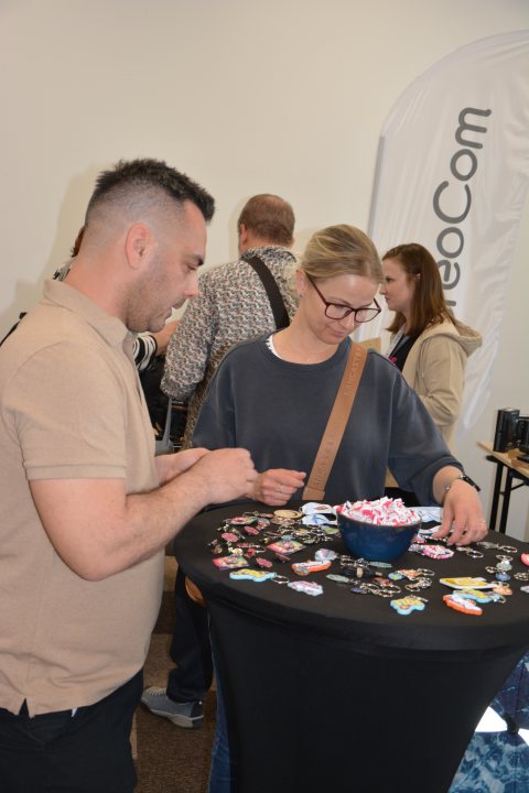 Networking a občerstvenie pri stole na Promo Lab 2026
